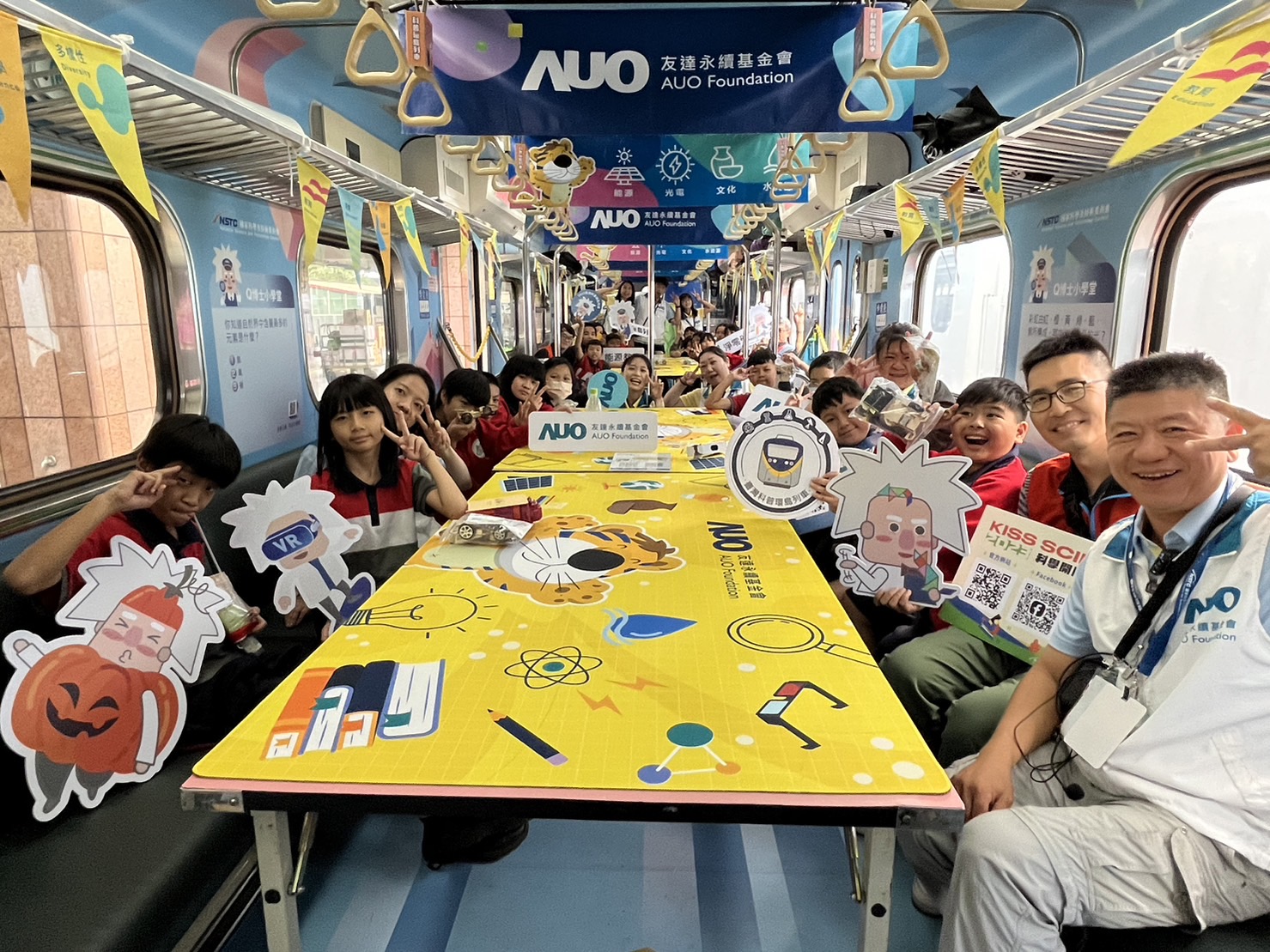 彩虹多多永續基金會參與「臺灣科普環島列車」，設計基礎科學車廂課程，以「淨零碳排和永續能源」為主題，讓學生透過創意實驗認識淨零知識，以及思考生活中的減碳行為
