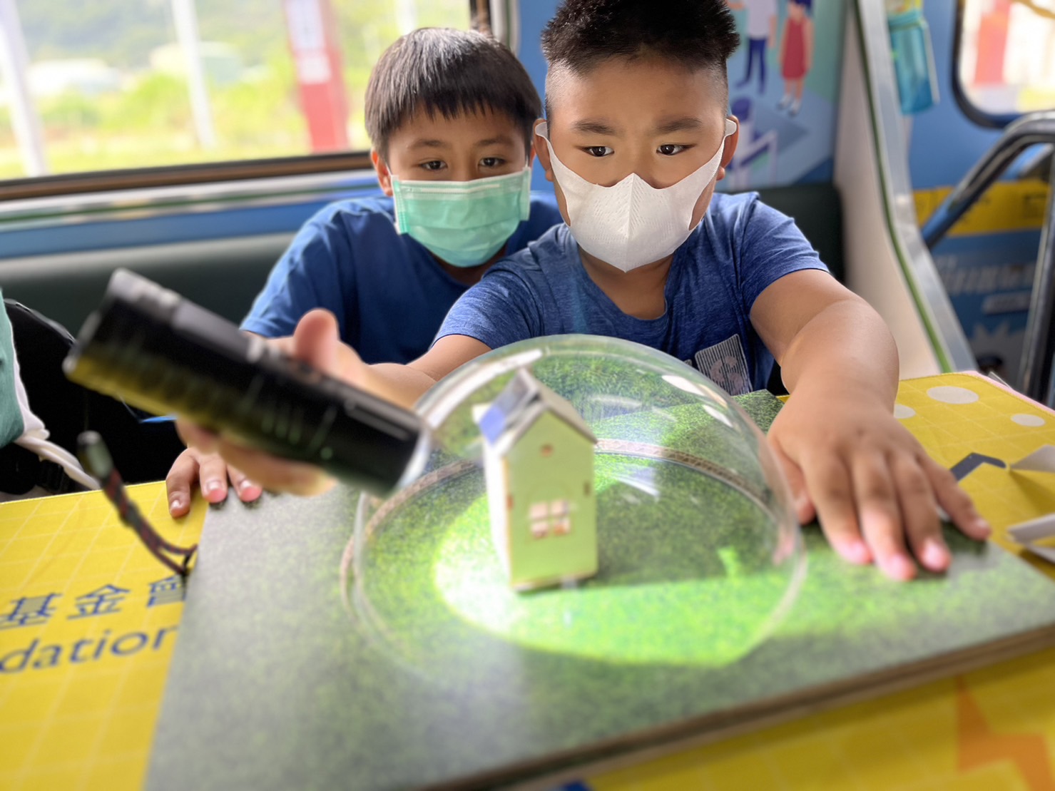 彩虹多多參與基礎科學主題車廂，以STEAM教學精神，設計「逐日科學家」、「太陽能工程師」以及「淨零建築師」三大能源科普課程和實驗